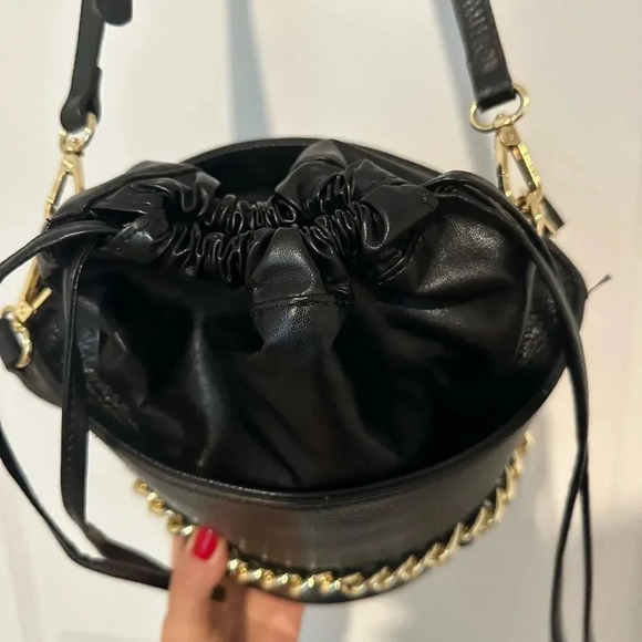 ANNA PAOLA Italian Leather Bucket Bag in Black - Picture 7 of 11